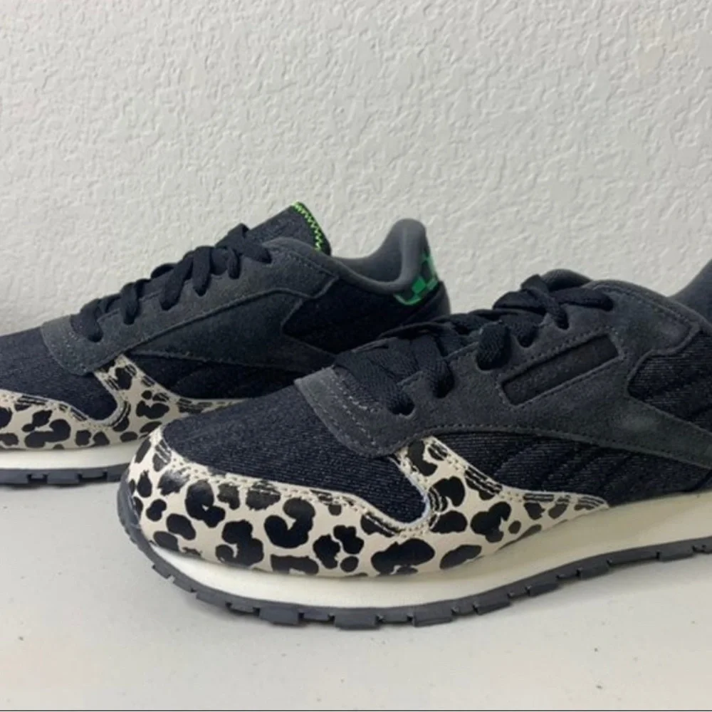 Reebok‎ x Wonder Woman Classic Leather - Kids Youth Size 5 Women's Size 6.5